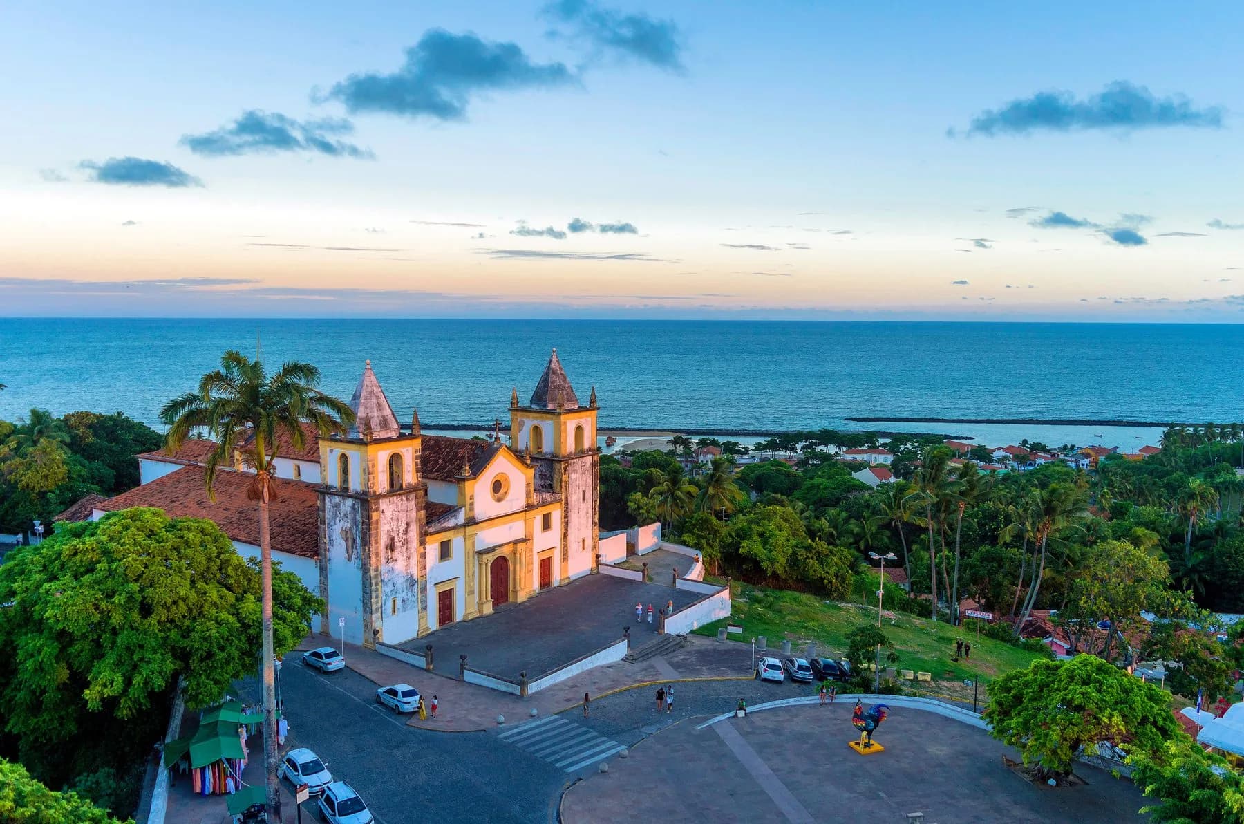 Igreja da Sé de Olinda diante do mar no City Tour Recife e Olinda