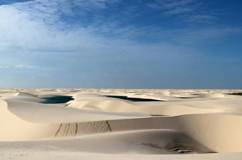 Dunas e lagoas dos Lençóis Maranhenses no passeio privativo Emendadas Santo Amaro Jardineira