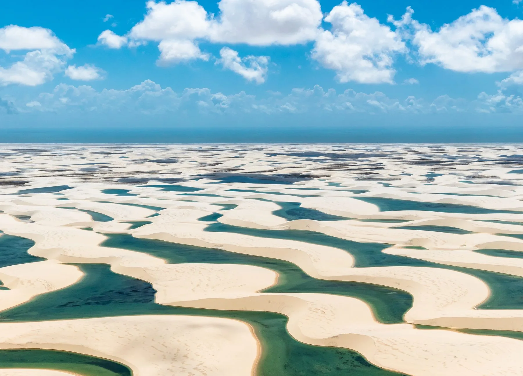 Dunas e lagoas azuladas dos Lençóis Maranhenses vistas do alto