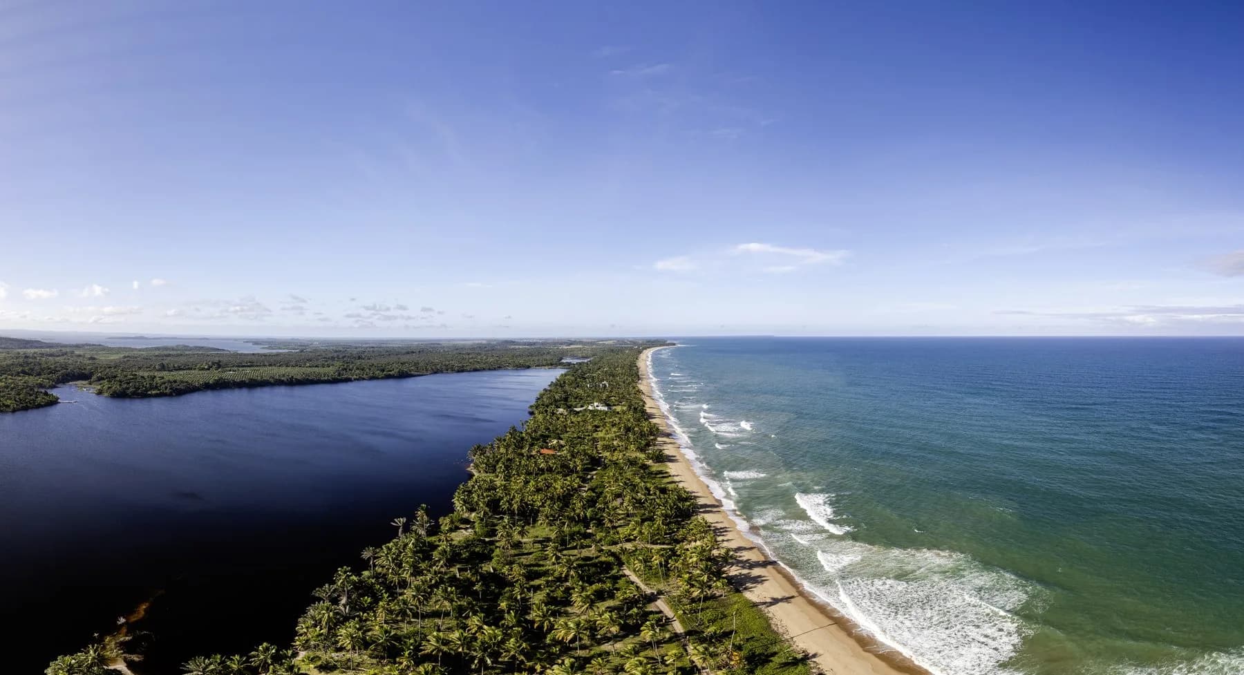 Passeio à Baía de Camamu com faixa de coqueiros entre a lagoa e o mar
