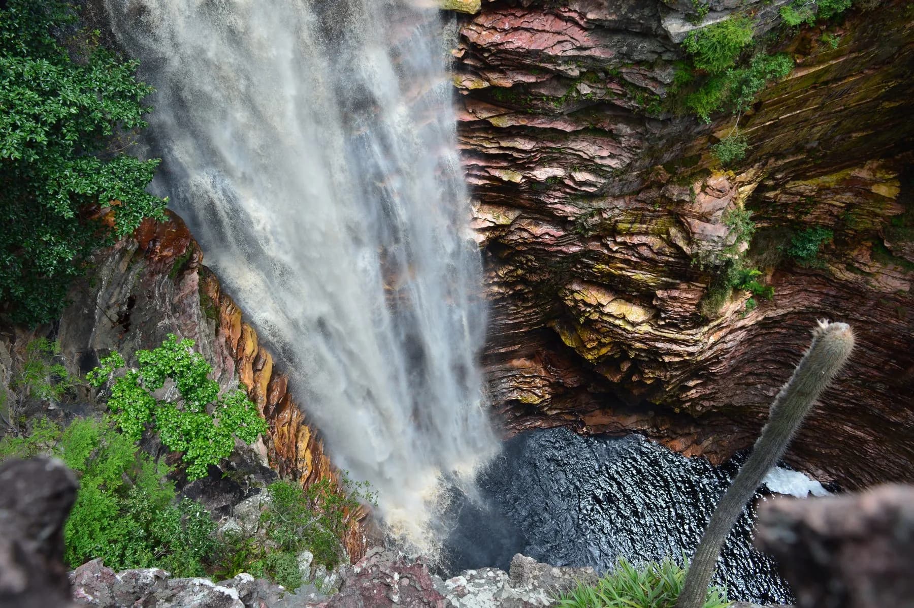 Cachoeira do Buracão despencando entre paredões rochosos da Chapada Diamantina
