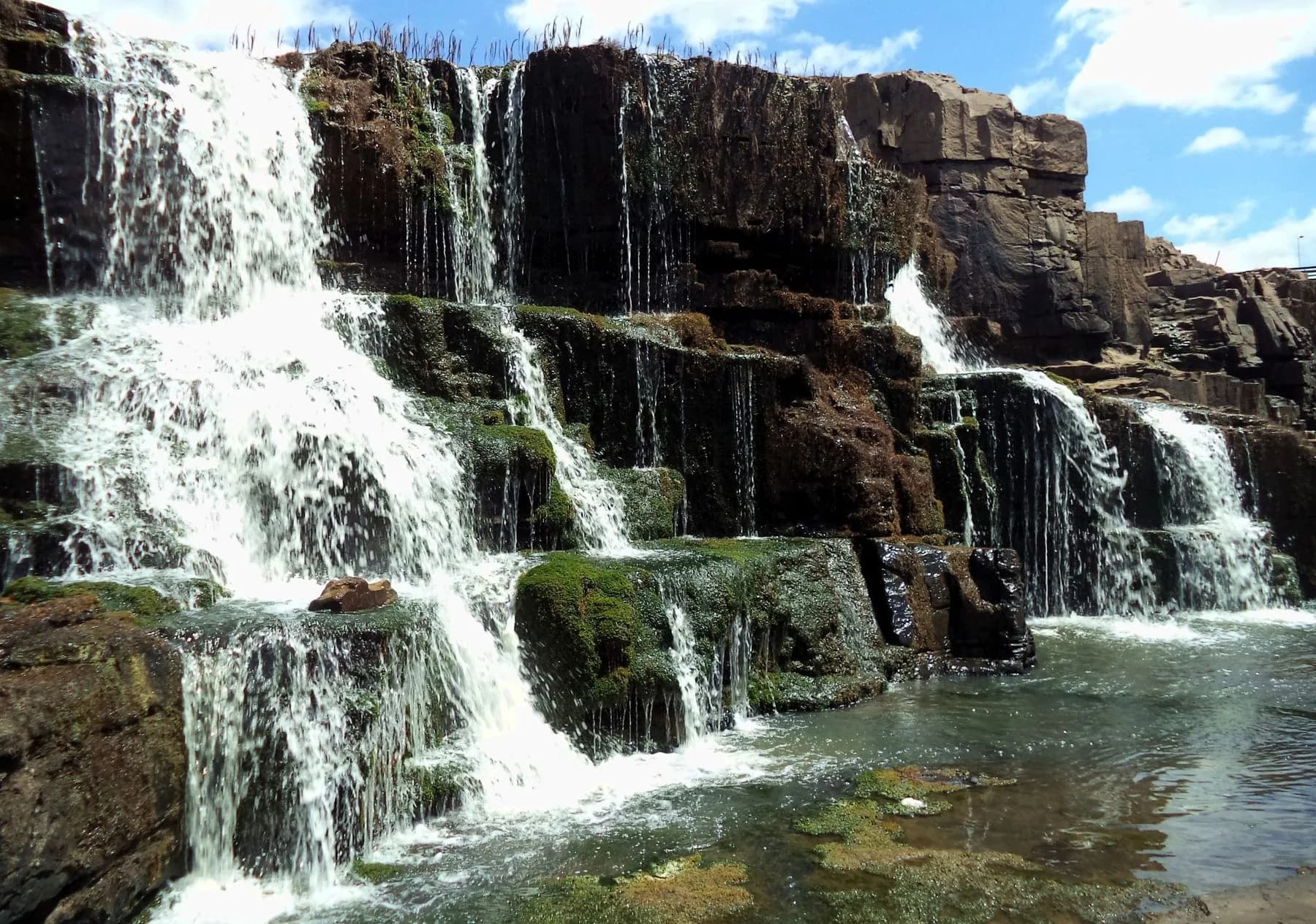 Cachoeira do Urubu com várias quedas d’água sobre rochas cobertas de musgo