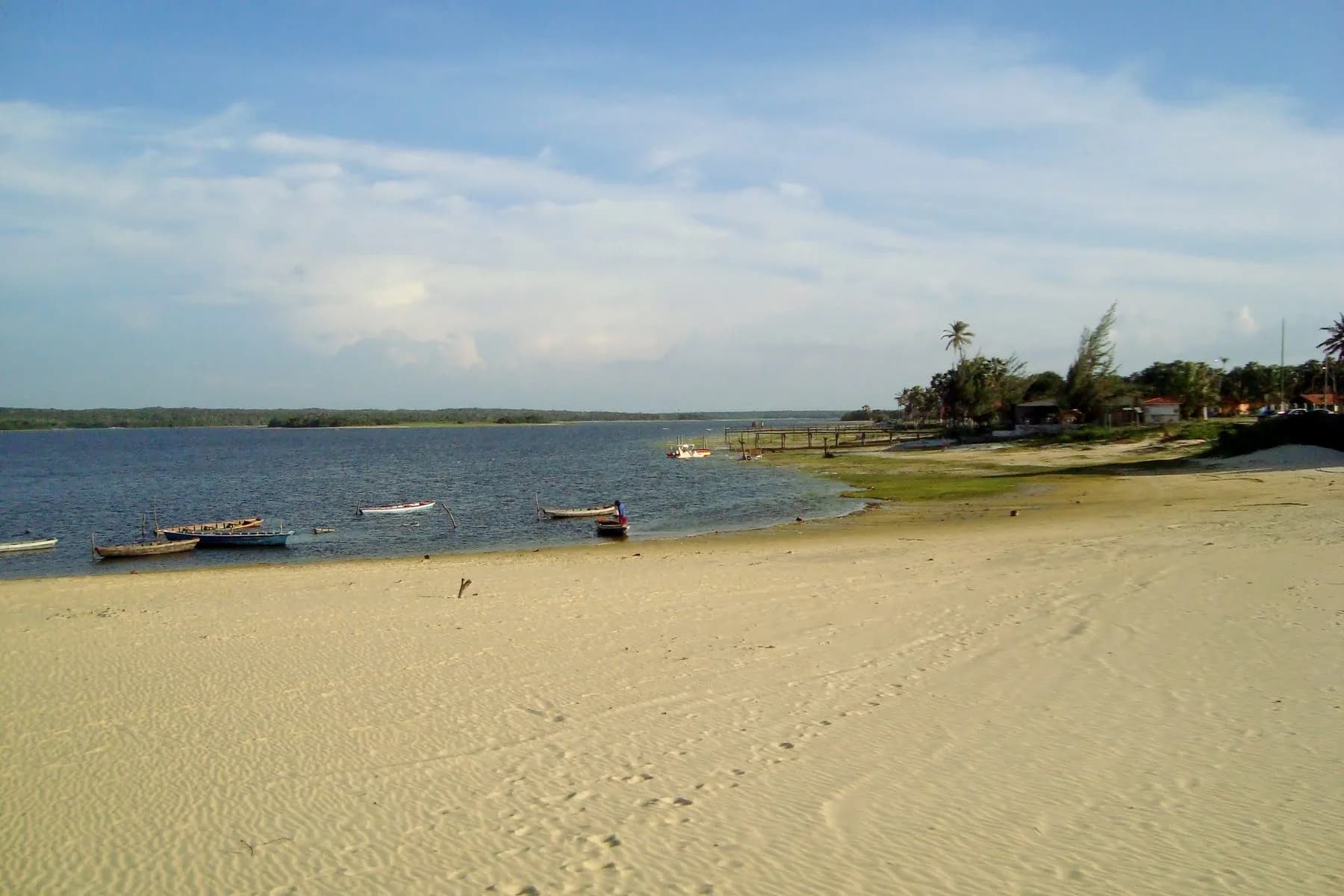Lagoa do Portinho com barcos junto à faixa de areia