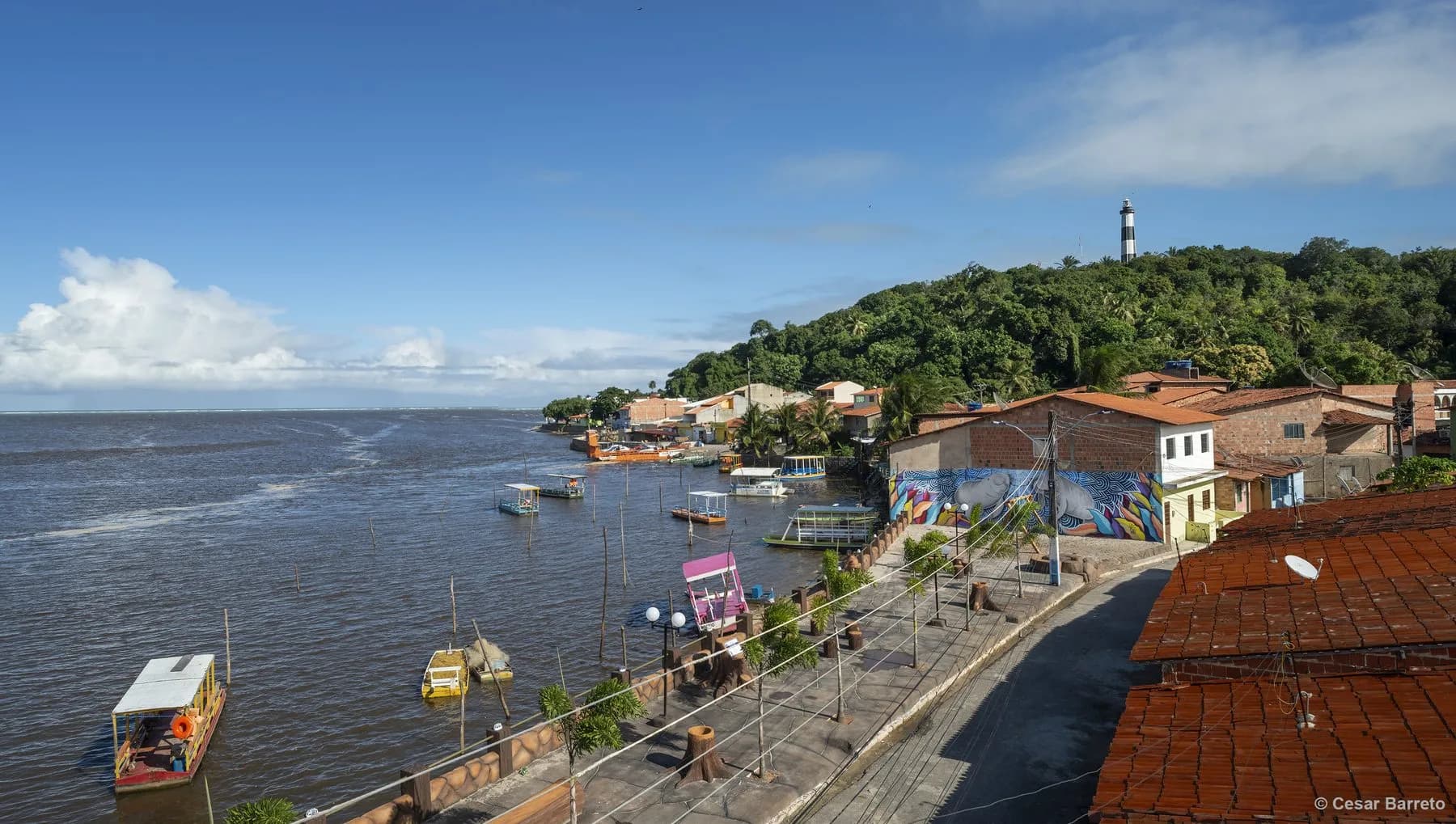 Porto de Pedras, no passeio de buggy ou van, com barcos junto às casas e ao farol