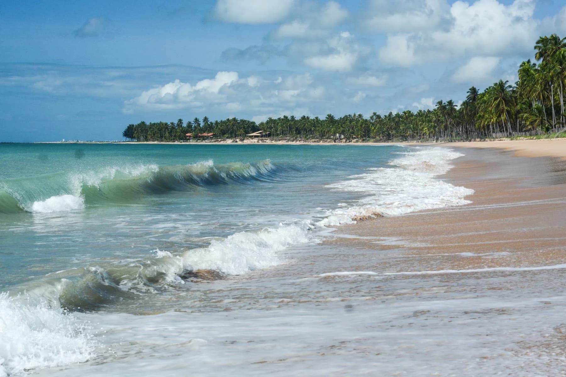 Ondas quebram na areia da Praia de Ipioca, em Maceió
