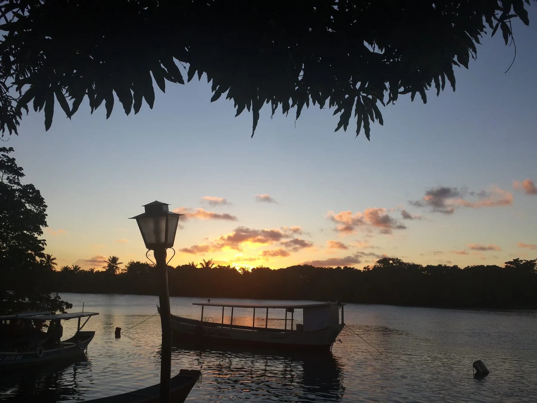 Passeio ao Cabeço e Farol Submerso na Foz do Rio São Francisco ao pôr do sol, com barcos no rio