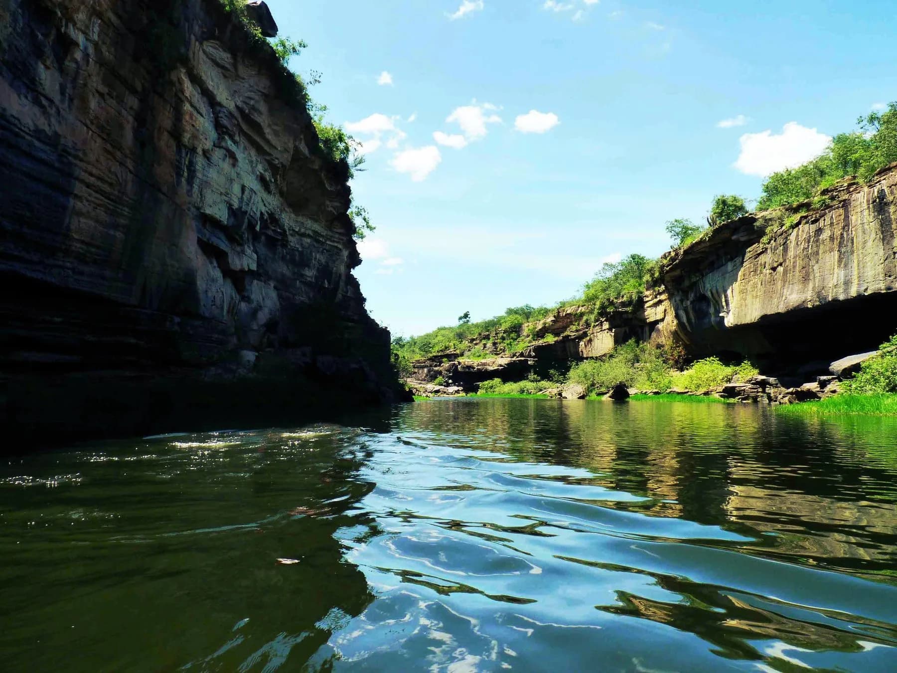 Cânion do Rio Poti, em Teresina, com paredões rochosos às margens do rio encoberto pela água verd(e)ante