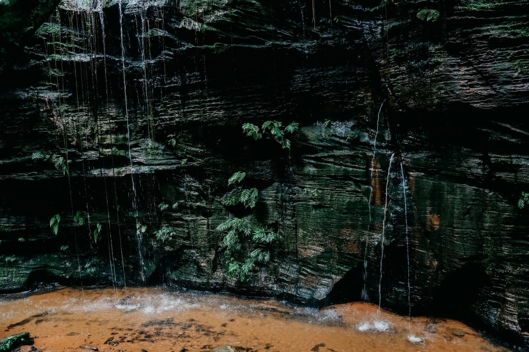 Pedra Caída, em Carolina, com filetes de água escorrendo pela parede rochosa