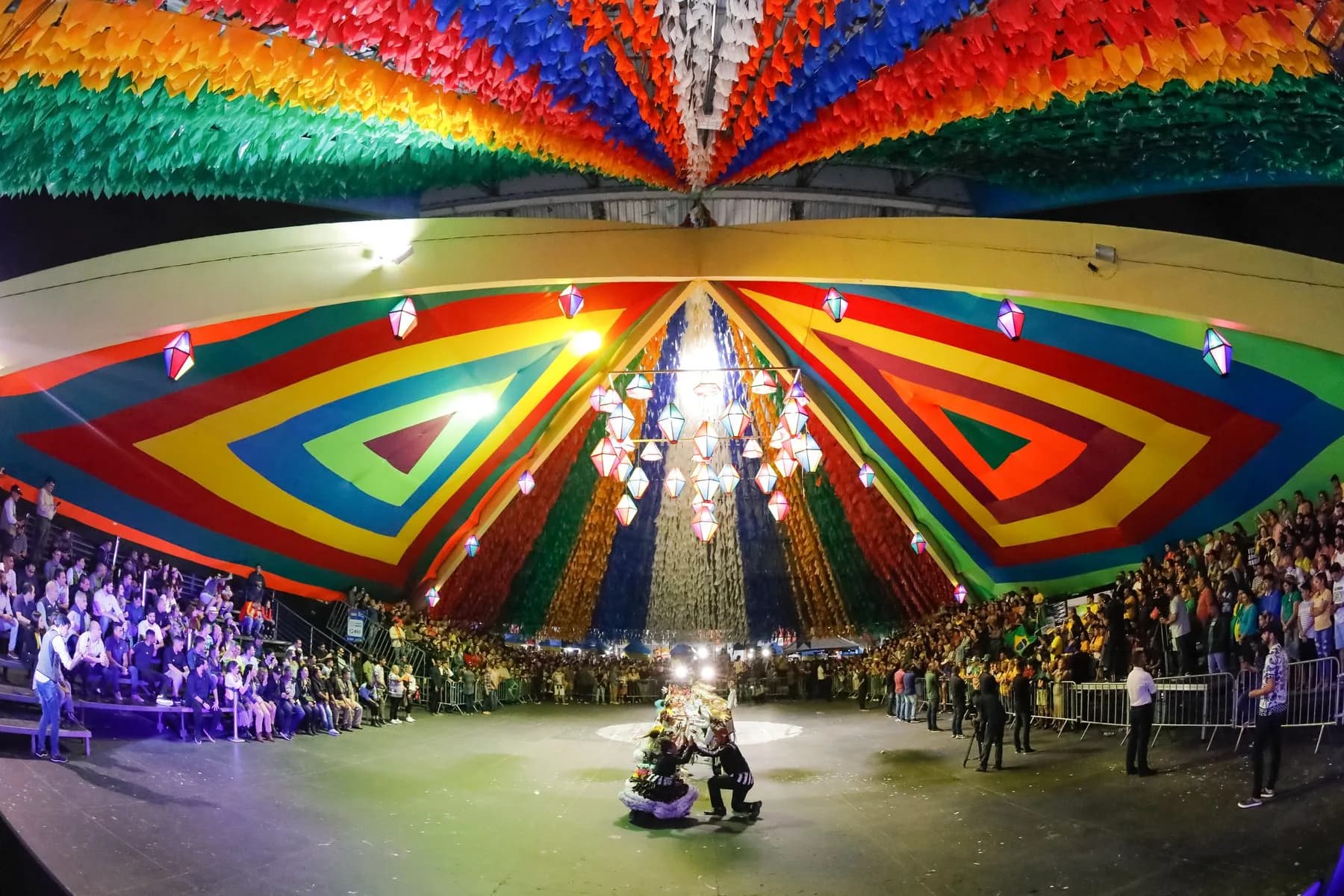 Apresentação junina em arena colorida de Campina Grande durante o passeio ao Museu do Maior São João do Mundo