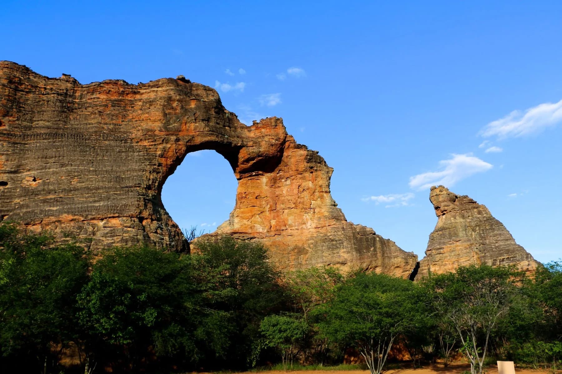 Formação rochosa com arco natural no Parque Nacional Serra da Capivara