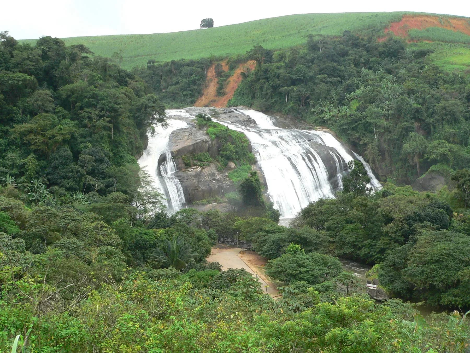 Cachoeiras de Bonito (PE) com grande queda d’água cercada por mata