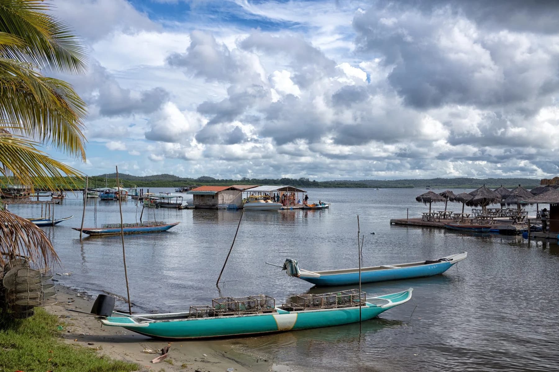 Passeio às Ilhas de Canavieiras com barcos ancorados diante de um restaurante flutuante