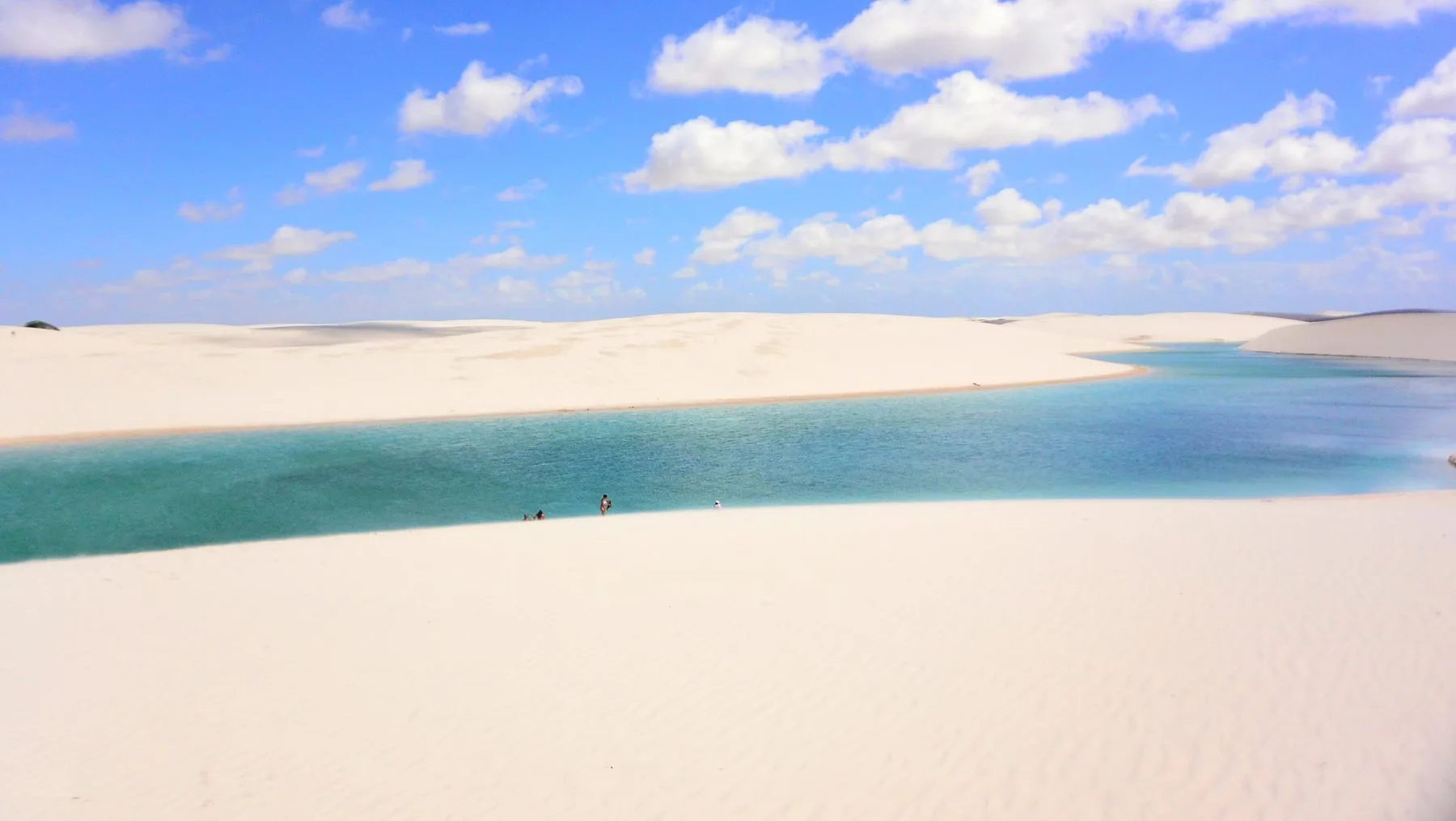 Lagoa entre dunas brancas no passeio às Lagoas dos Lençóis Maranhenses
