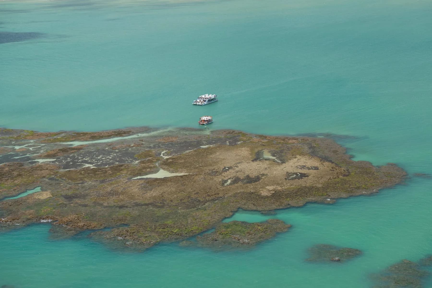 Catamarãs sobre os recifes das piscinas naturais de Picãozinho, em João Pessoa