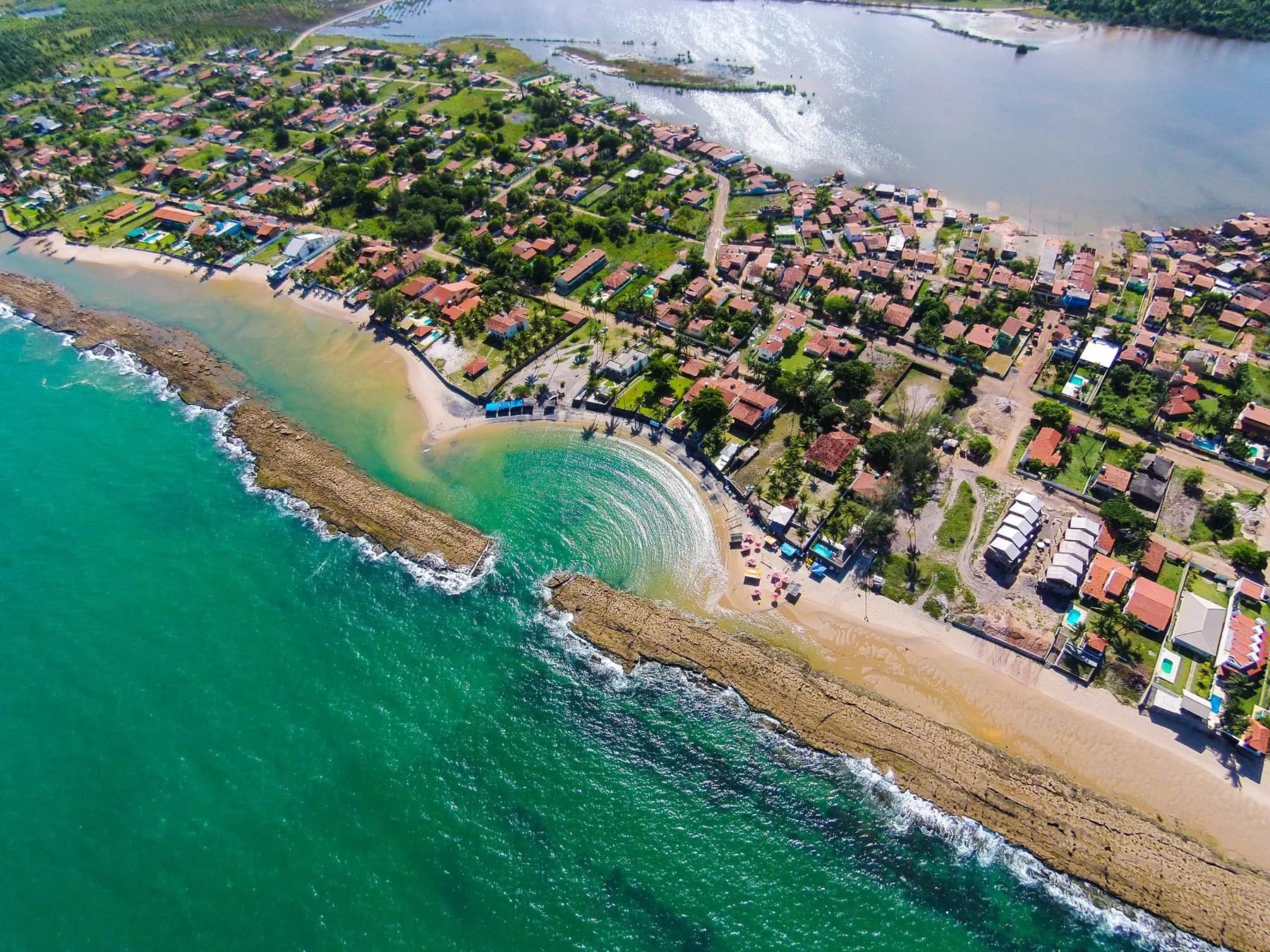 Vista aérea do litoral de Serrambi com praias, casas e piscinas naturais