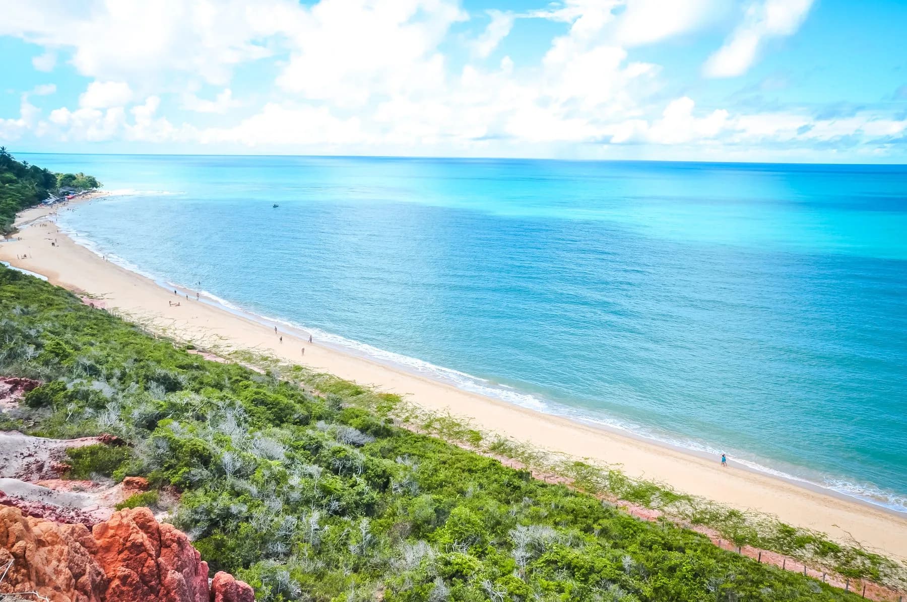 Praia de Arraial d’Ajuda vista do alto, com faixa de areia e mar azul-turquesa