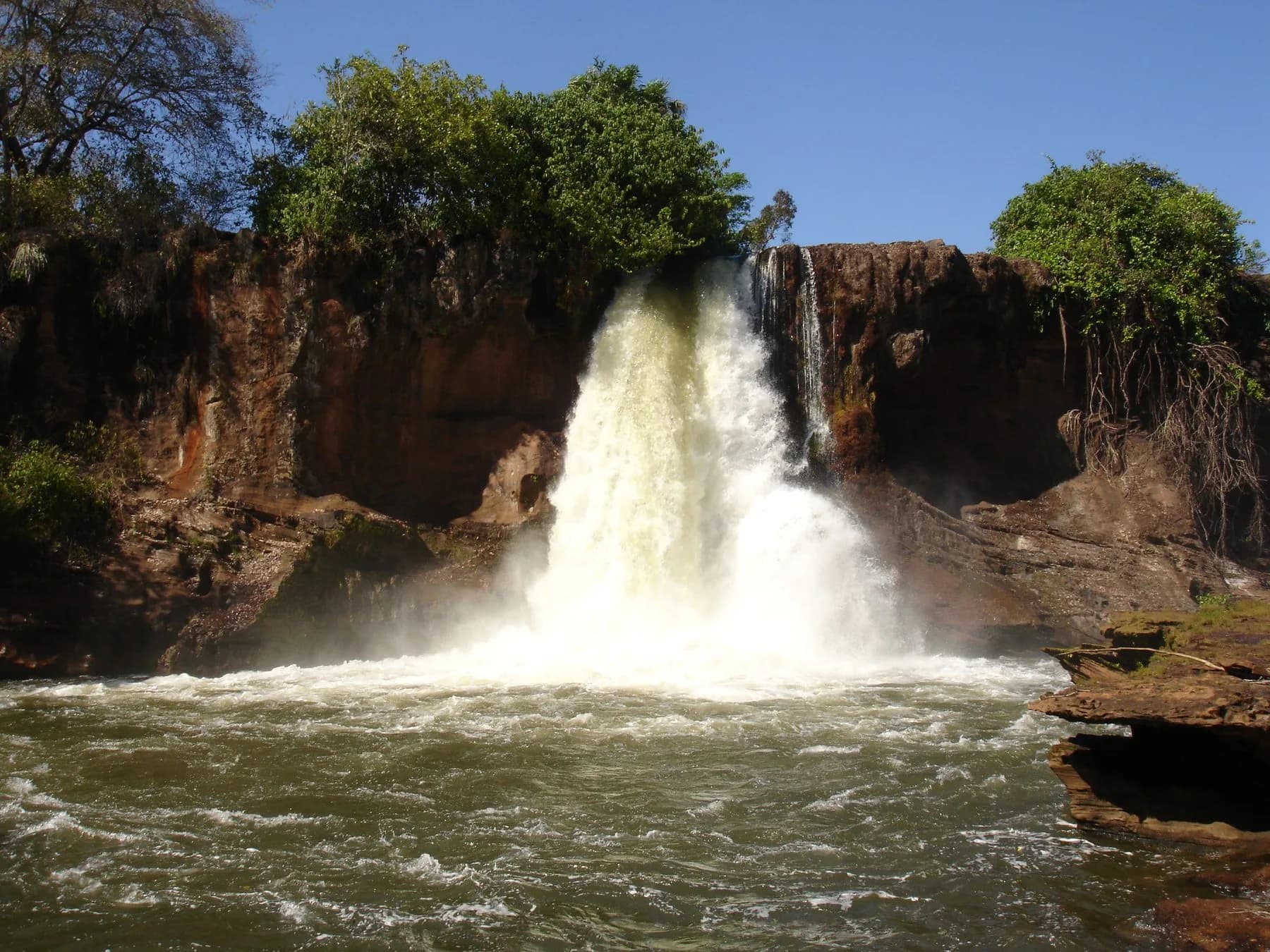 Queda d’água do passeio Cachoeira da Prata e Santa Bárbara, em Carolina (MA)