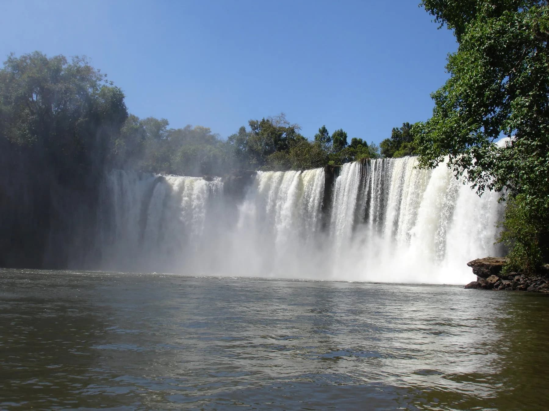 Cachoeira São Romão, em Carolina (MA), com grandes quedas d’água e névoa sobre o rio