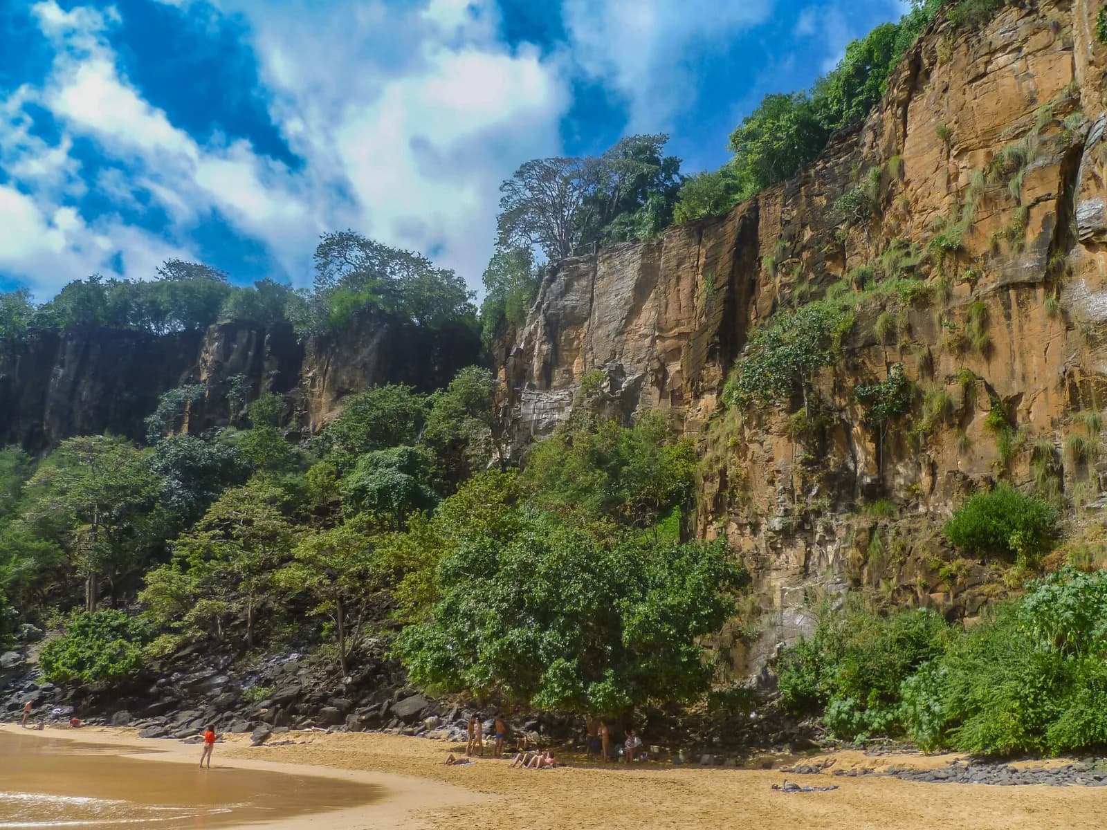 Baía do Sancho vista do mar em Fernando de Noronha