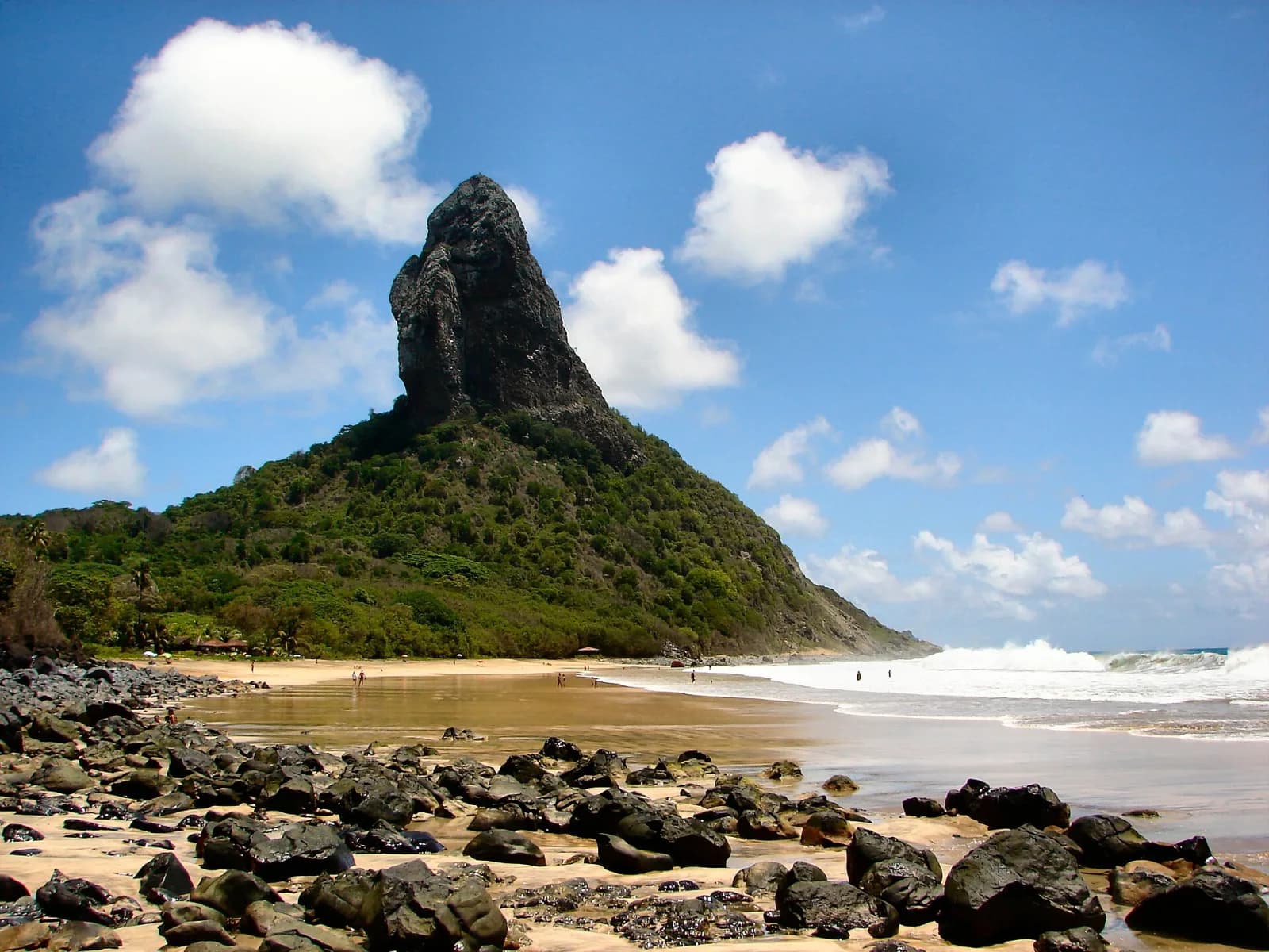 Canoa havaiana no mar de Fernando de Noronha