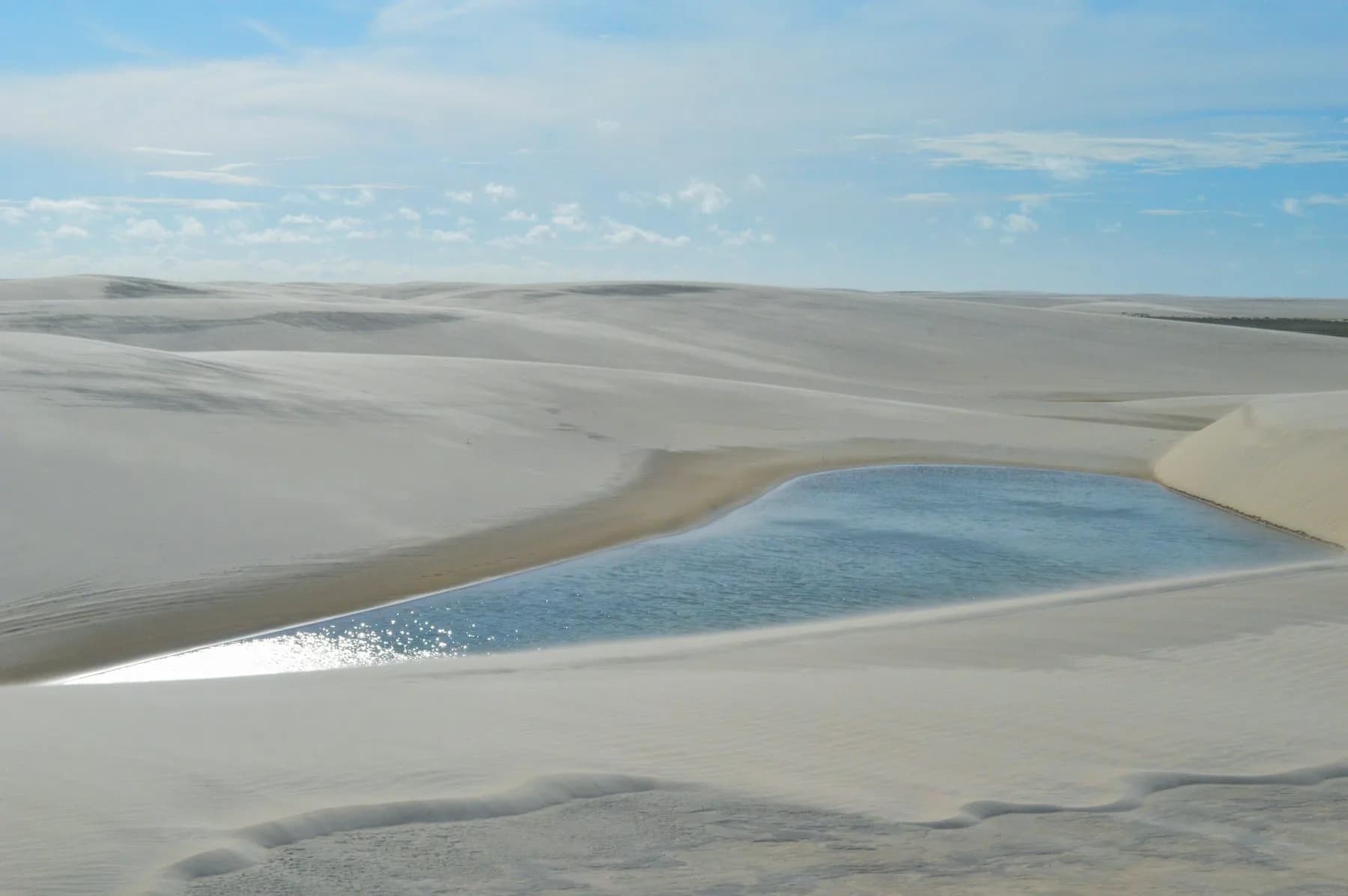 Lagoa azul entre dunas no Passeio Compartilhado Canto do Atins