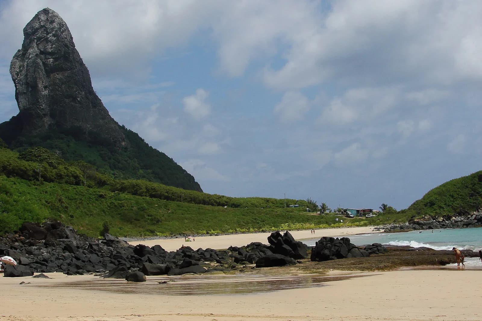 Catamarã navegando diante da Baía do Sancho em Fernando de Noronha