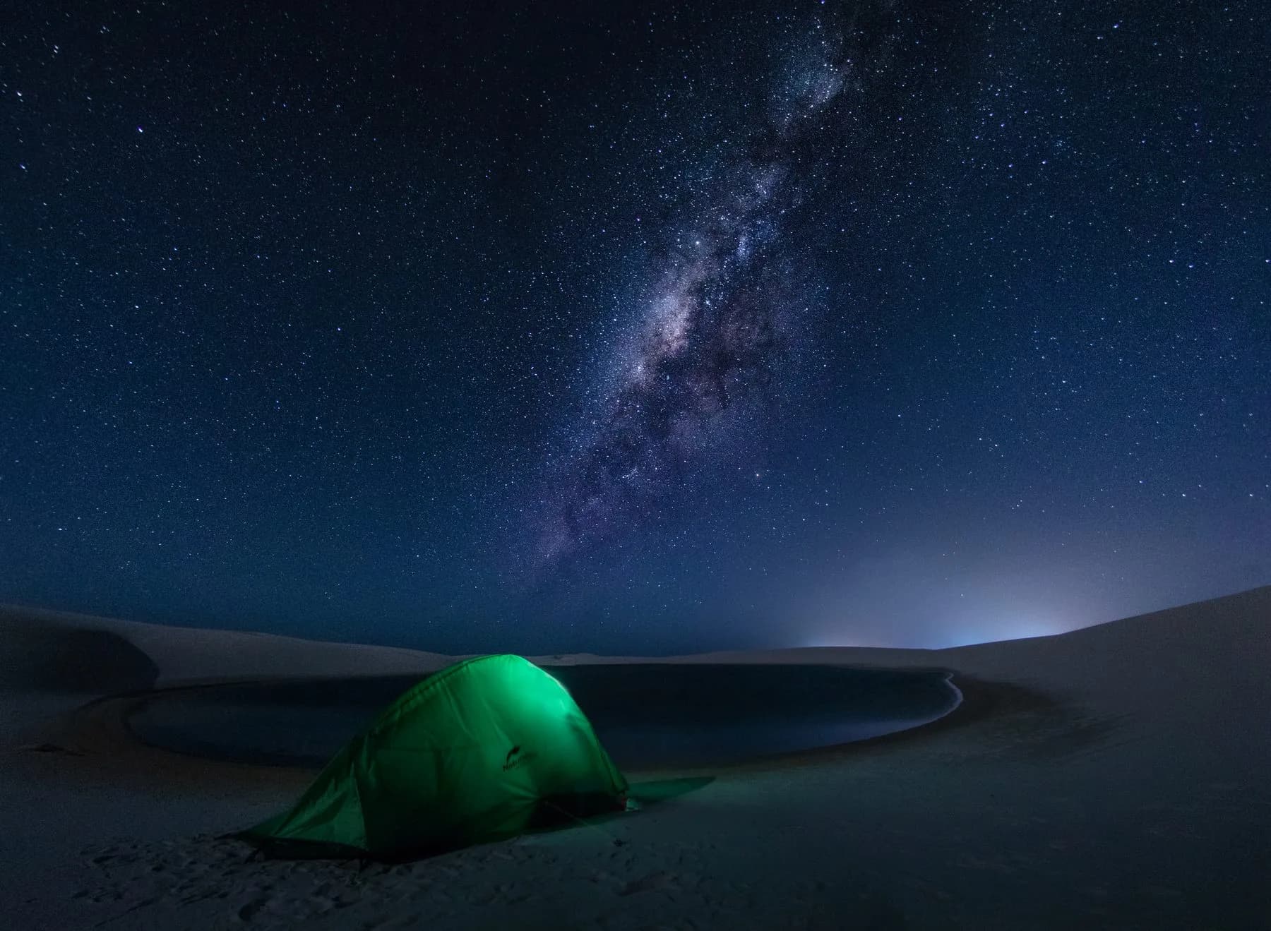 No passeio em Barreirinhas, barraca iluminada sob a Via Láctea nos Lençóis Maranhenses
