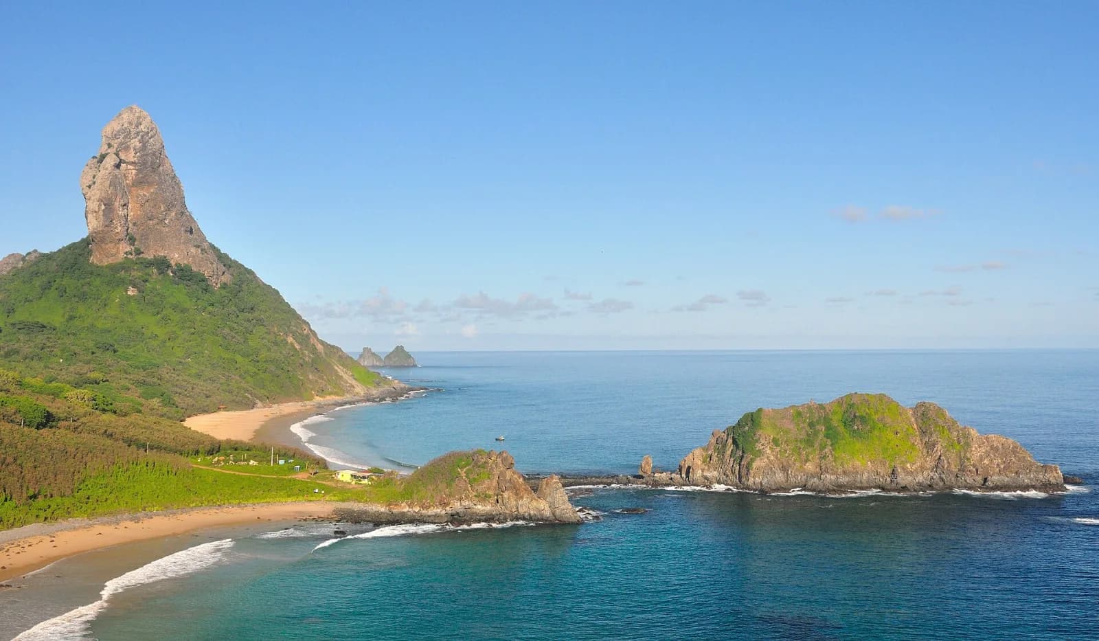 Vista do alto do Piquinho em Fernando de Noronha ao pôr do sol