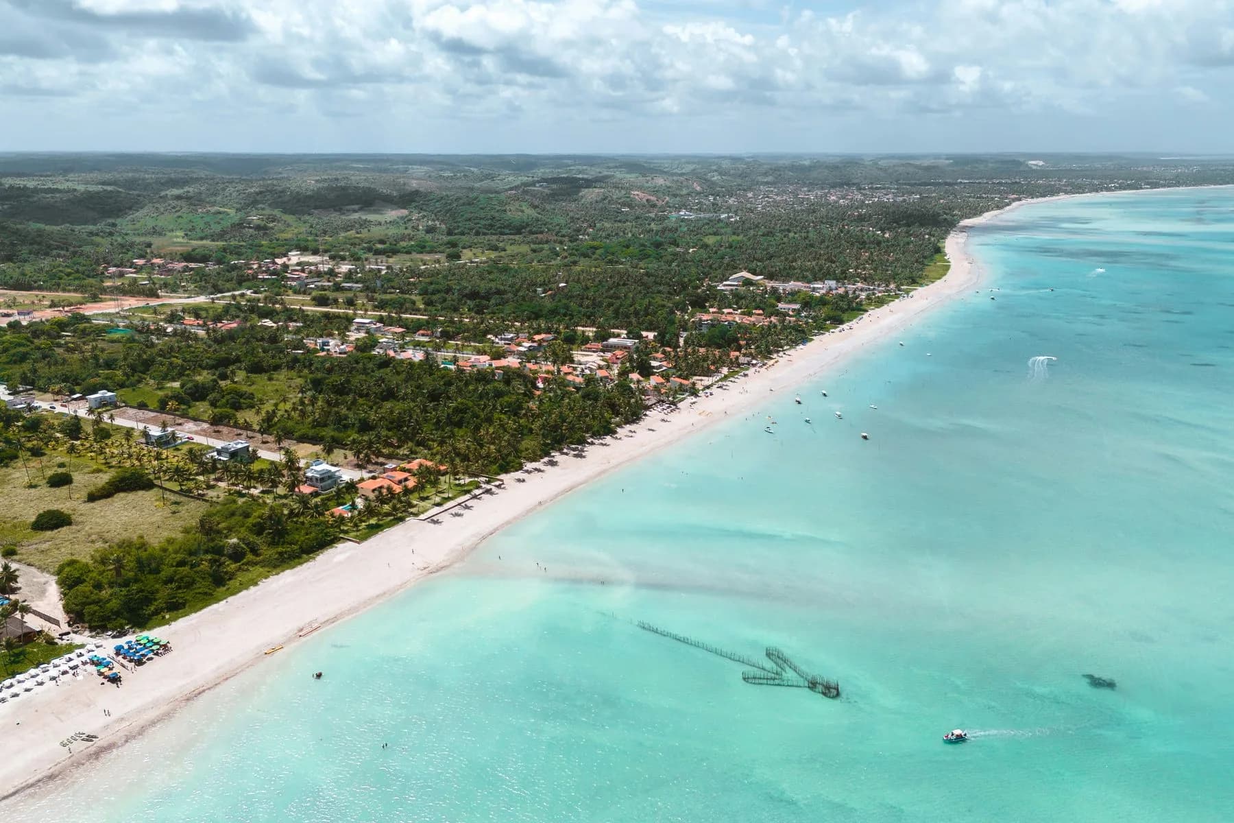 Maragogi vista do alto, com praia de areia branca e mar azul-turquesa