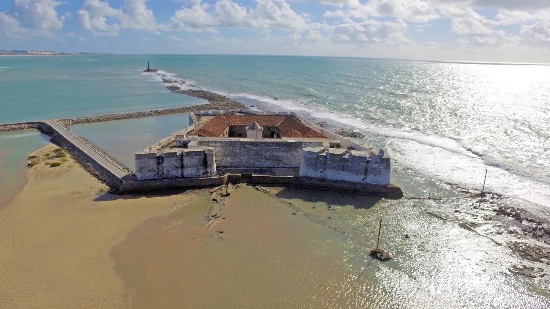 Forte dos Reis Magos visto do alto, cercado pelo mar e por bancos de areia