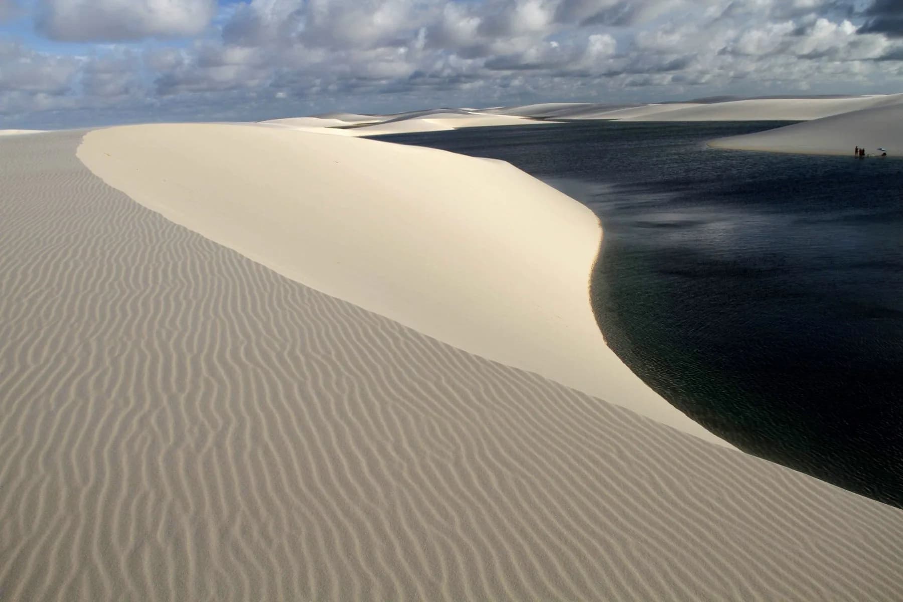 Lagoa das Andorinhas entre dunas claras no passeio saindo de Santo Amaro