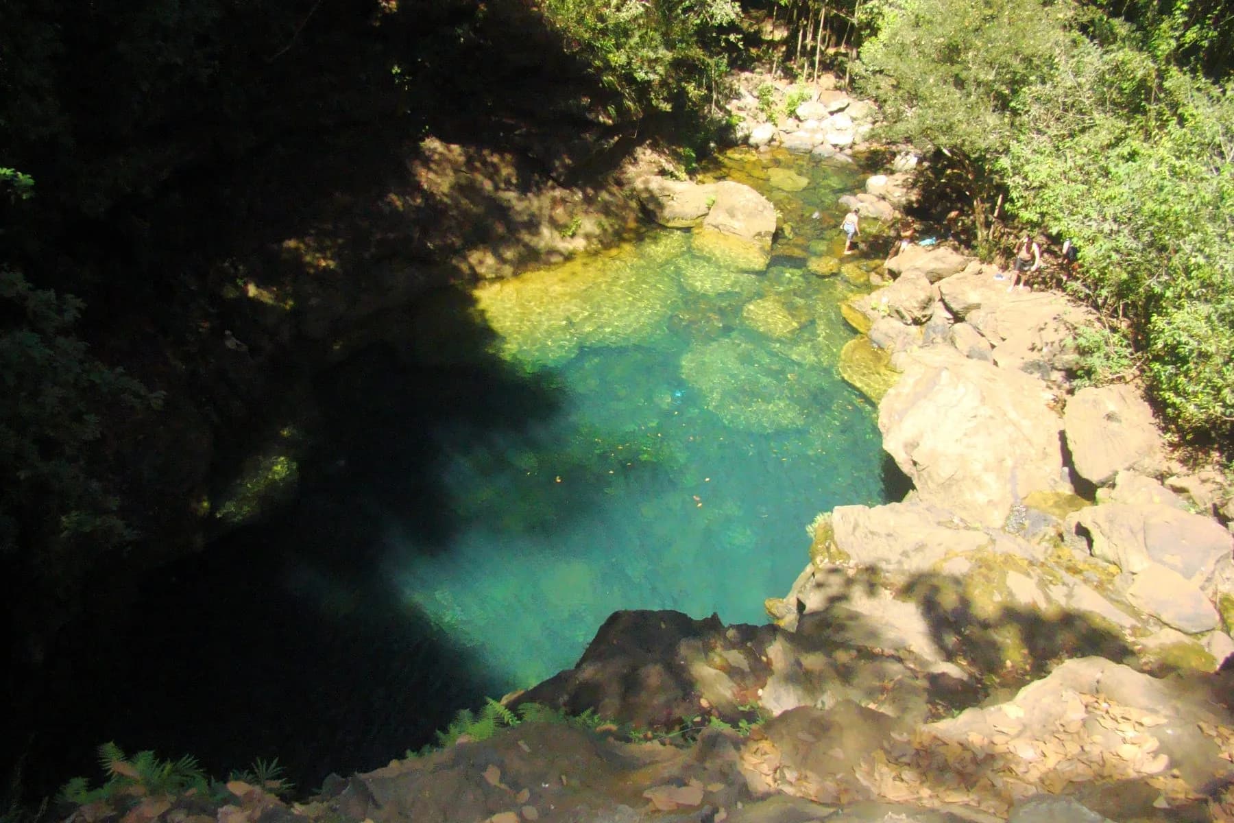 Passeio Poço Azul e Encanto Azul em Carolina, com piscina natural azul entre rochas e mata
