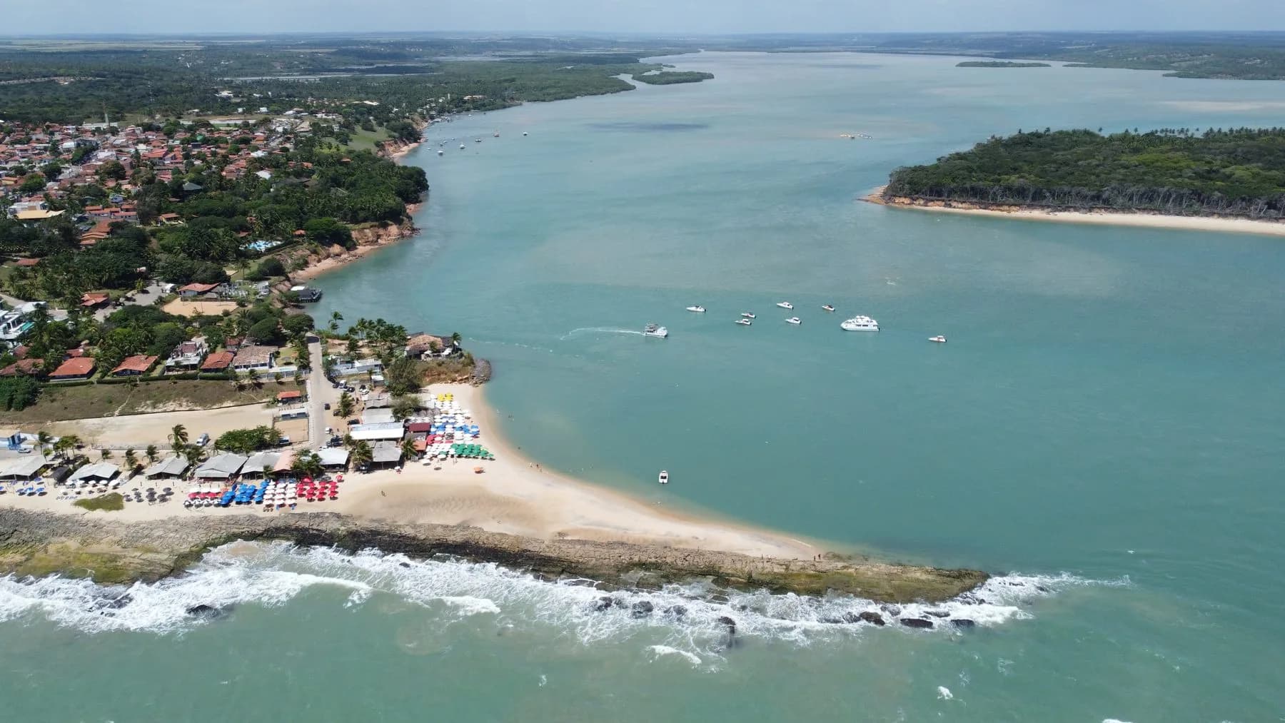 Passeio Pôr do Sol na Lagoa de Guaraíras sobrevoa praia, barcos e casas em Pipa