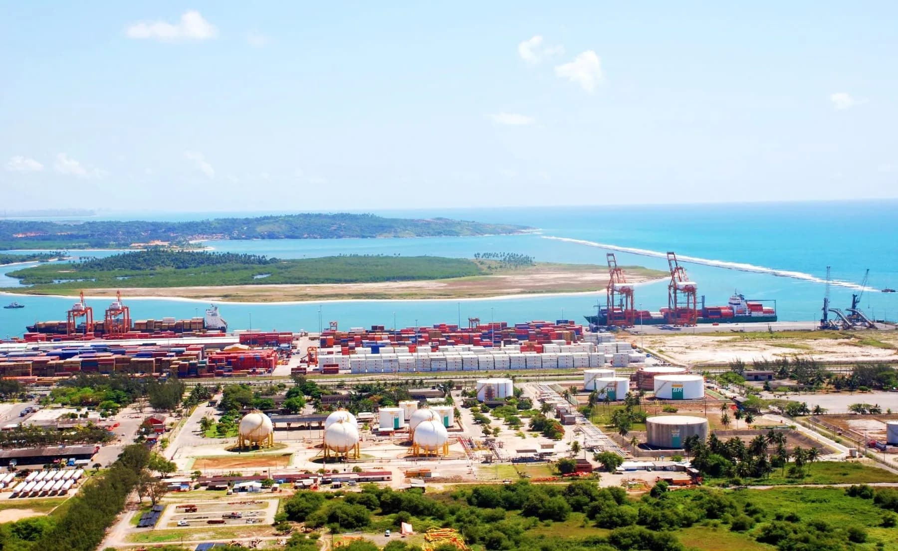 Passeio Praias do Cabo Nazaré e Suape com vista do Porto de Suape e do litoral de Pernambuco
