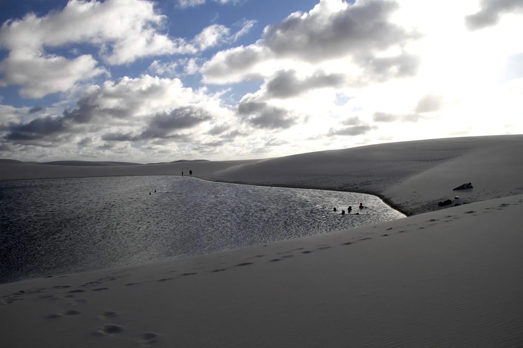 Passeio Andorinhas e Gaivota nos Lençóis Maranhenses, com visitantes na lagoa entre dunas