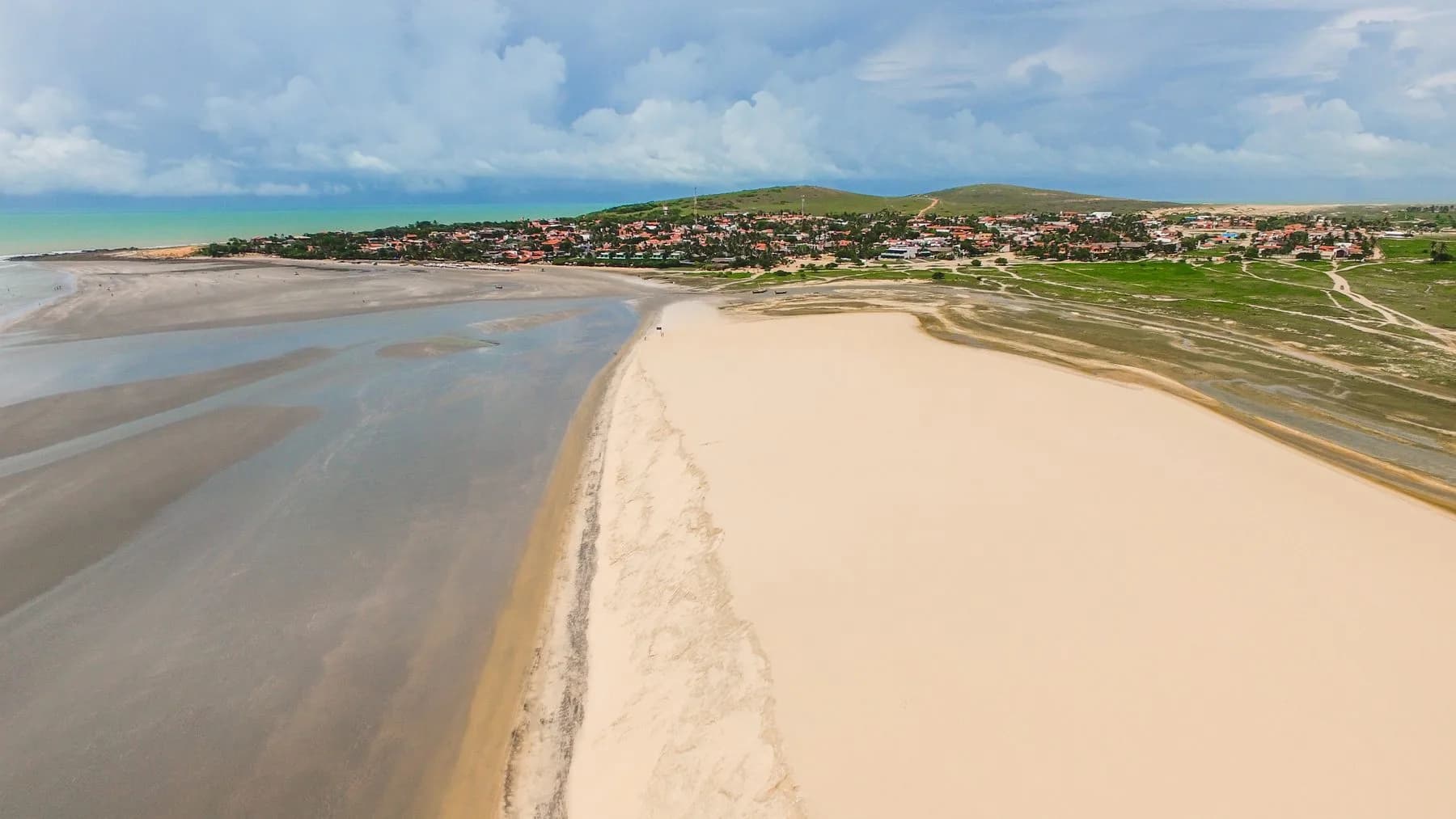 Jericoacoara no Passeio Privativo Mirar do Luar, com praia, maré baixa e vila ao fundo