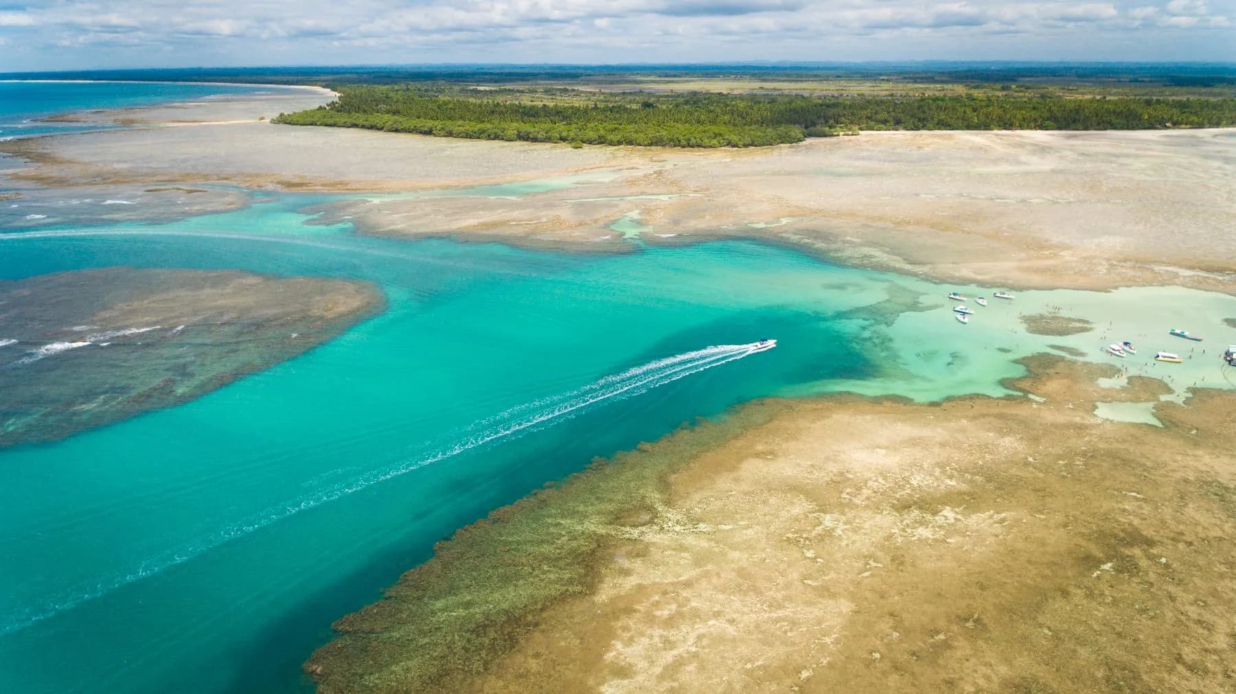Passeio Volta à Ilha de Boipeba sobre águas turquesas, bancos de areia e lancha em movimento
