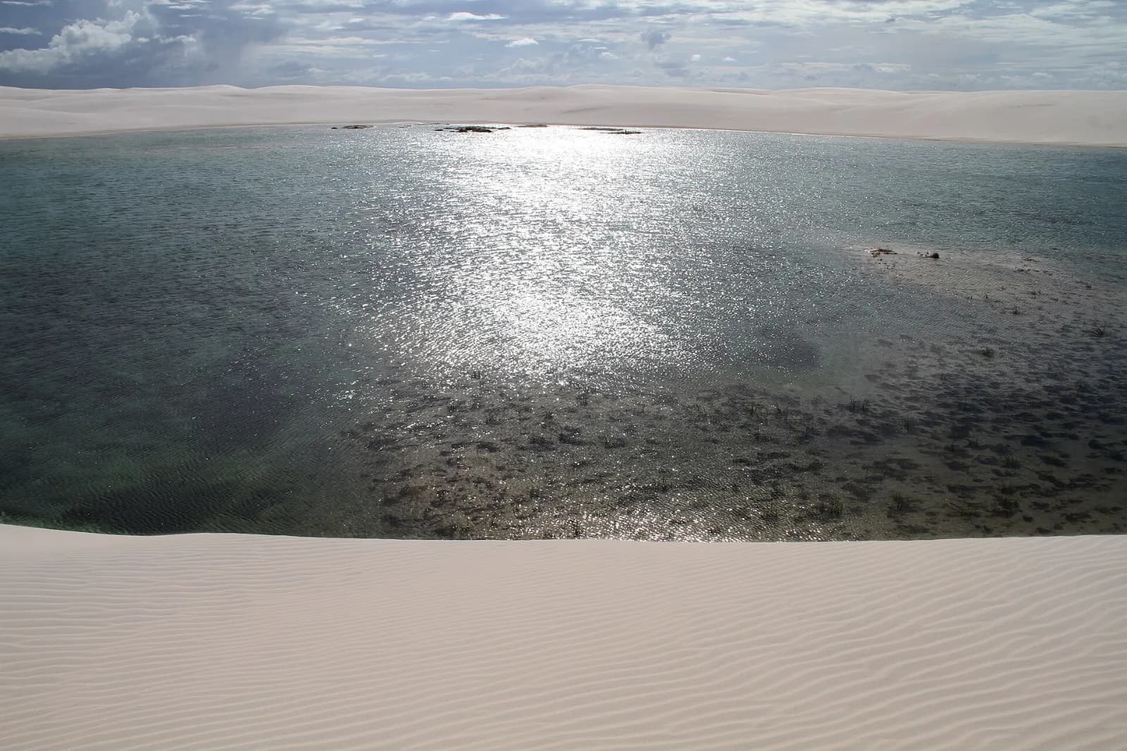 Lagoa Bonita entre as dunas dos Lençóis Maranhenses, em Barreirinhas