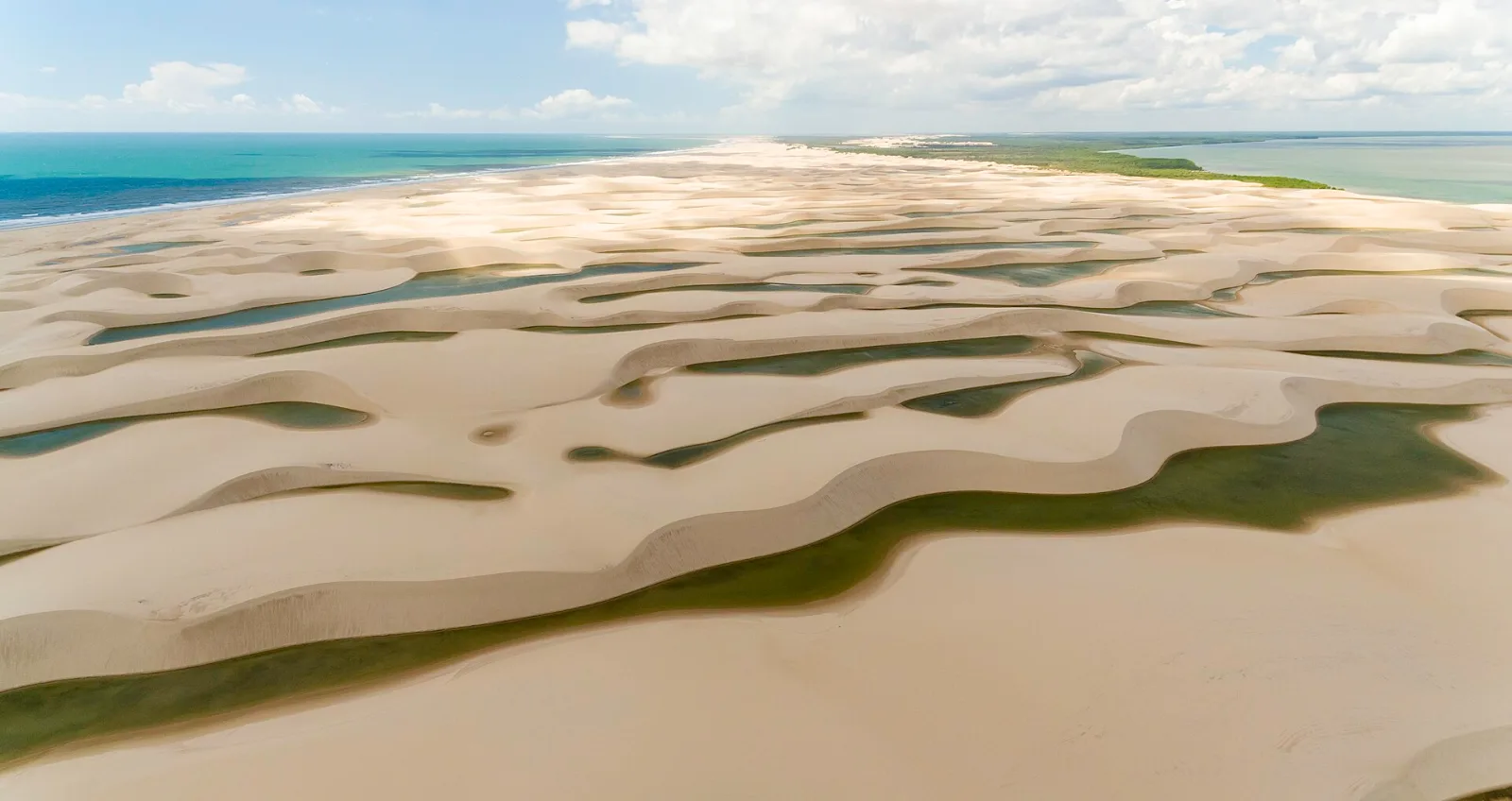 Dunas e lagoa dos Lençóis Maranhenses em Barreirinhas
