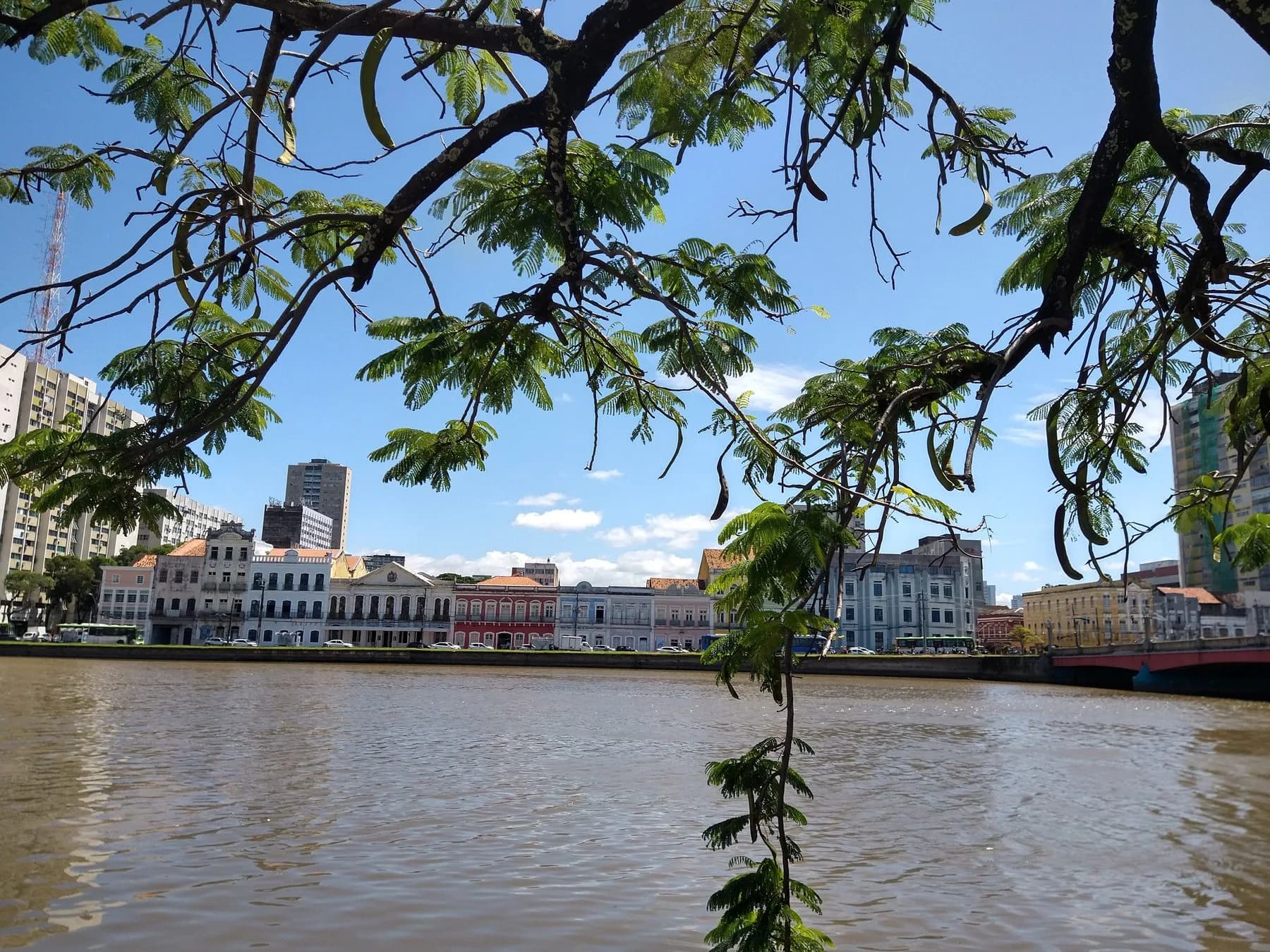 Tour de barco pelo Capibaribe em Recife, com casarões históricos às margens do rio