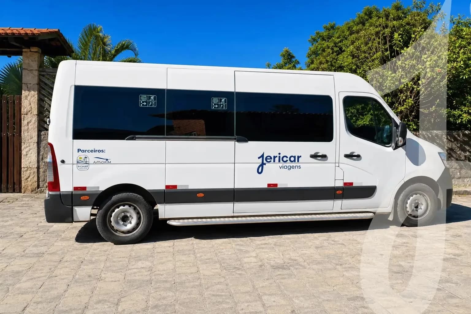 Van do transfer compartilhado de Jericoacoara para Fortaleza estacionada em Jijoca de Jericoacoara