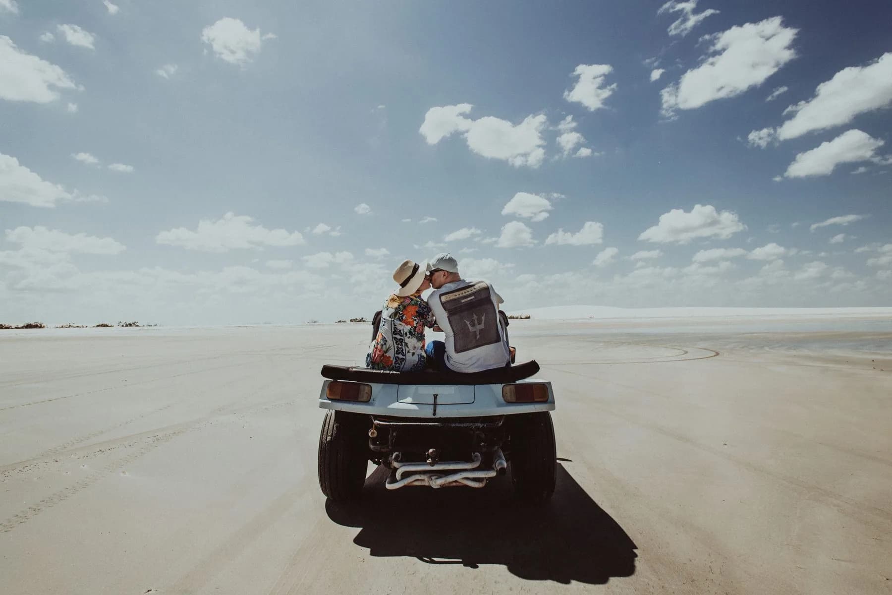 Transfer de Pipa para Sibaúma com casal em buggy sobre a faixa de areia