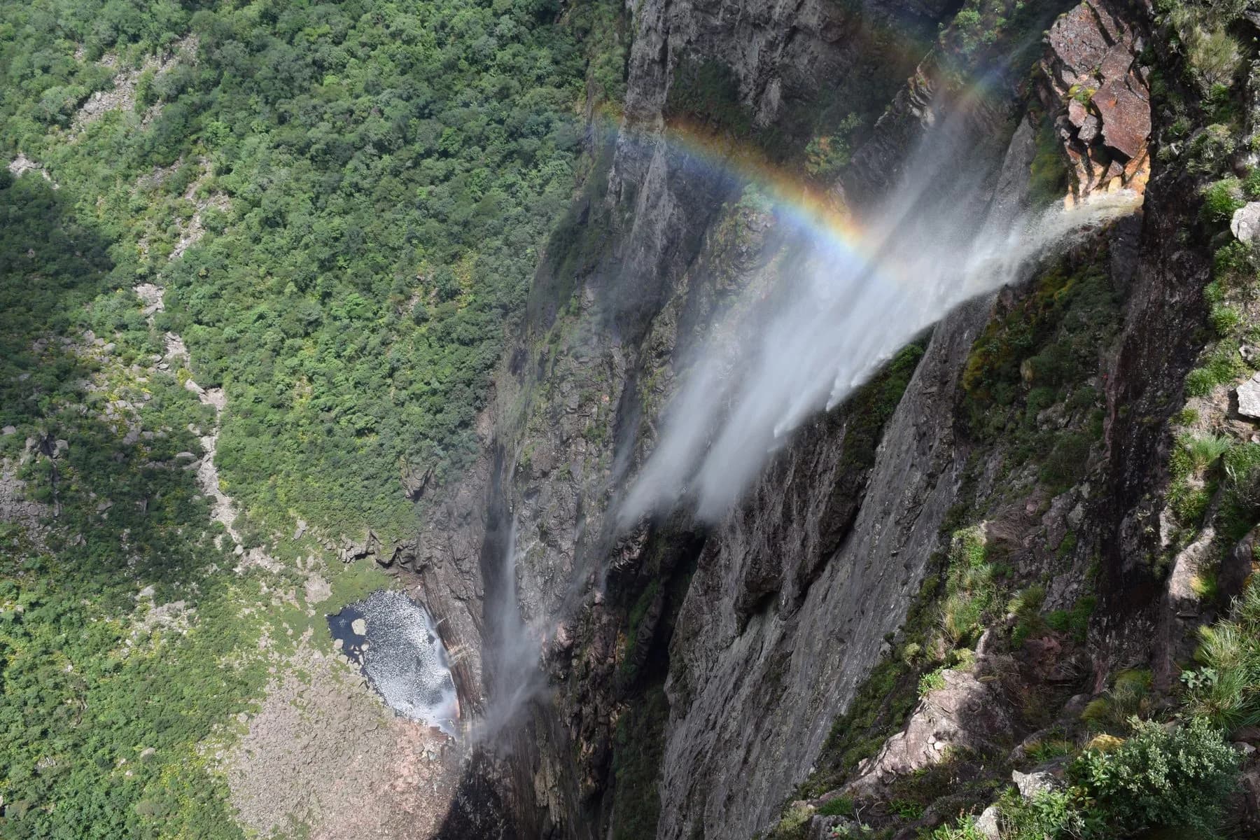 Cachoeira da Fumaça com arco-íris e mata da Chapada Diamantina